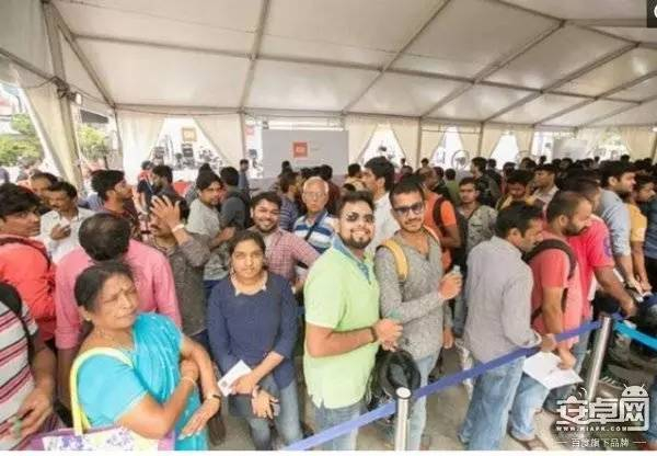 小米手机在印度销售时的火爆场面