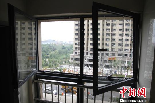 距离爆炸地点较近的商铺和居民楼的玻璃、门窗被不同程度地震碎、毁坏。　沙见龙 摄