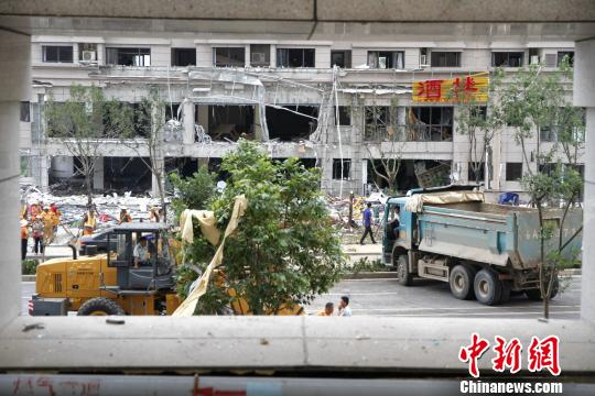 发生爆炸的饭店仅剩建筑框架。　沙见龙 摄