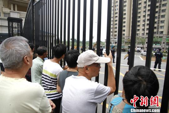 附近居民在关注爆炸现场情况。　沙见龙 摄