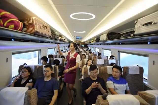 　△中国标准动车组“复兴号”&nbsp;图/视觉中国