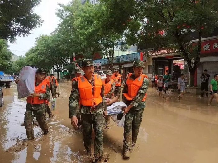△陕西子洲县特大洪灾，救援人员进行抢险工作。图/视觉中国