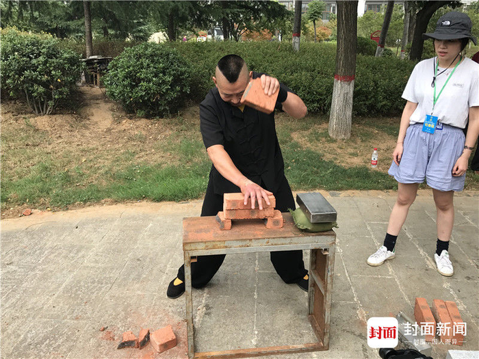 曹氏铁砂掌掌门人曹廷友表演徒手劈断花岗岩绝技。