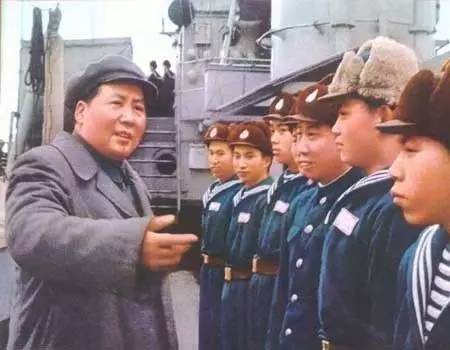 1953年，毛主席与身着50式海军舰艇部队冬季呢服的“洛阳”舰官兵交谈