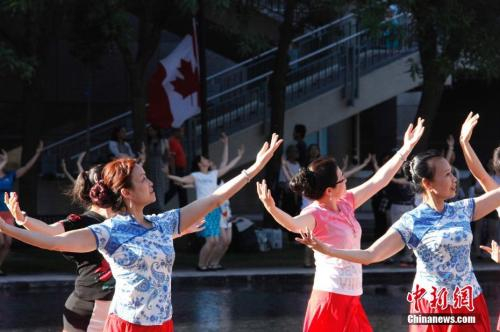 资料图：加拿大联邦成立150周年活动，众人齐跳广场舞。 中新社记者 余瑞冬 摄