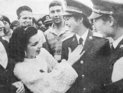 ▲身着87式军服的女上尉，成功吸引外国迷妹。解放军报 图