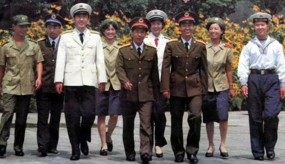 ▲三军官兵身着87式军服。