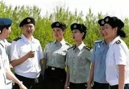 ▲97式军服，贝雷帽进入解放军军服体系。2000年，全军统一换发使用。