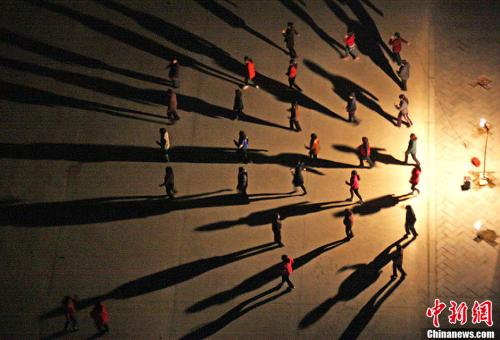 资料图：江苏连云港市连云区发起静音广场舞倡议活动。 耿玉和 摄 图片来源：CFP视觉中国