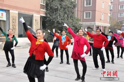 广场舞参与者戴着无线耳机锻炼身体，避免扰民。 中新社发 王中举 摄