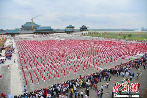 资料图：蔚为壮观的广场舞。