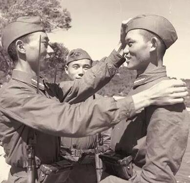 ▲战士们佩戴船形帽。