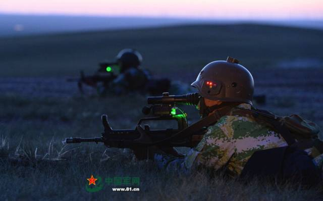 跨越2016-朱日和系列军演中 士兵所戴头盔装备激光模拟器