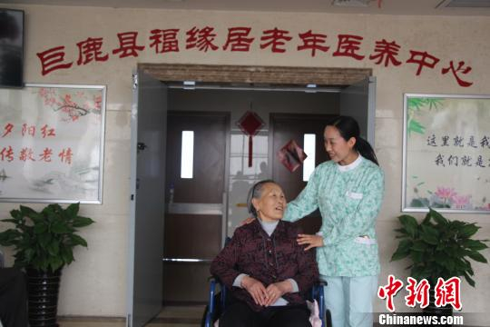 　　巨鹿县医院福缘居老年医养中心走廊。该中心位于医院最高的8楼，电梯直达，可鸟瞰全城。　闫培斌 摄