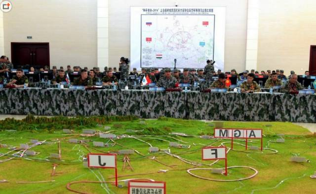  朱日和训练基地作战实验中心导调大厅 导演组成员正在密切关注演习战况