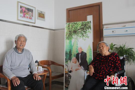 　　在巨鹿县医院福缘居老年医养中心，师英灿和妻子刘贵巧夫妇住在家庭式病房，房间挂着他们钻石婚的照片。　闫培斌　摄