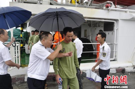 7名获救船员被安全转移到莆田秀屿港。　黄智明 摄