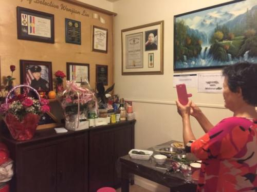 　　得知刘家添了新成员，不少民众送上鲜花前往探视，刘母将鲜花放置在刘文健遗照前。(美国《世界日报》记者黄伊奕/摄影)