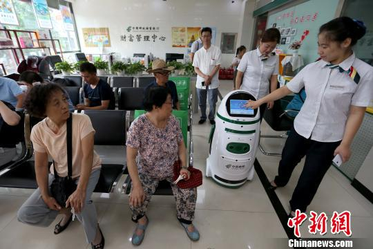 资料图：智能机器人“入职”银行招财揽客。张云 摄