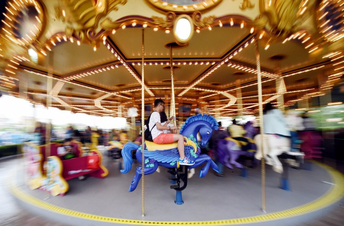 上海迪士尼乐园内的旋转木马。