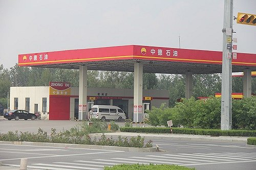 极力模仿中石油加油站的“山东派”加油站。摄影：邓雅蔓