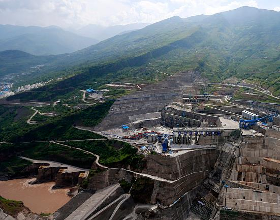在建的白鹤滩水电站位于金沙江上游的崇山之间