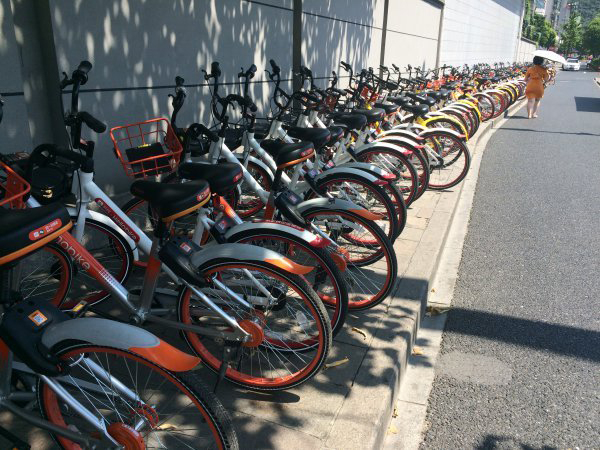 7月14日，杭州一处非机动车泊位中停满共享单车。