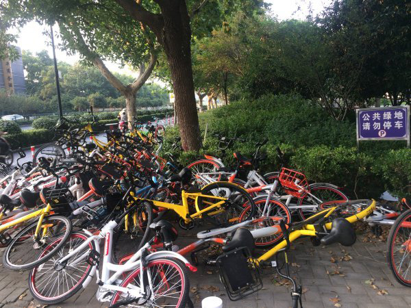 7月21日，杭州古墩路上，原本很窄的人行道被共享单车占据。