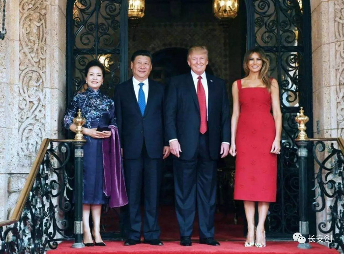  （图：4月6日，国家主席习近平在美国佛罗里达州海湖庄园同美国总统特朗普举行中美元首会晤。这是习近平和夫人彭丽媛同特朗普和夫人梅拉尼娅合影留念。新华社记者 饶爱民 摄）