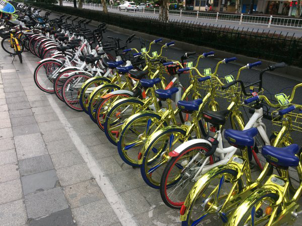 7月10日，杭州市体育场路一处人行道上，共享单车随意停放。 &nbsp;本文图片均来自浙江新闻客户端