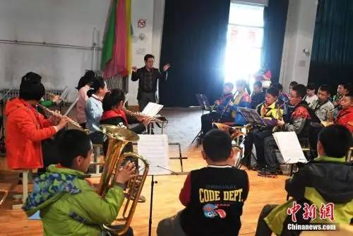 资料图：兰州实验小学学生在学校管乐队进行免费的“课后教育”管乐类的培训。&nbsp;中新社记者 杨艳敏 摄