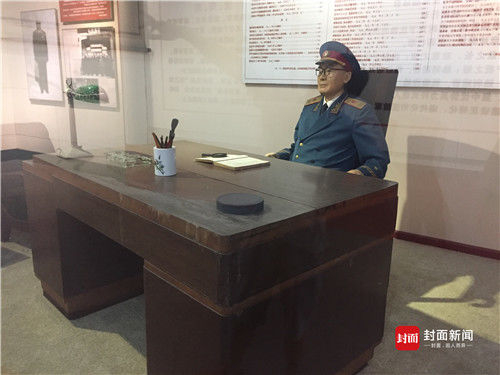  刘伯承同志身前用的书桌