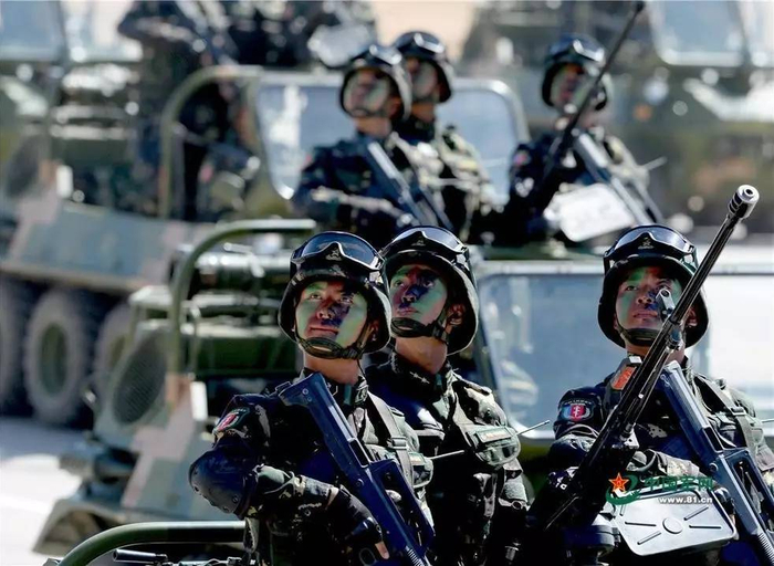 △&nbsp;为庆祝建军90周年举行的沙场阅兵中，特种兵方阵接受检阅。（图/中国军网）