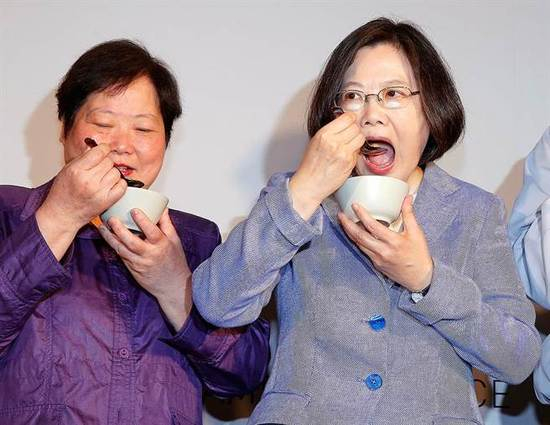 蔡英文（右）拉表姐（左）当台当局“劳动部长”。（图片来源：《中国时报》）