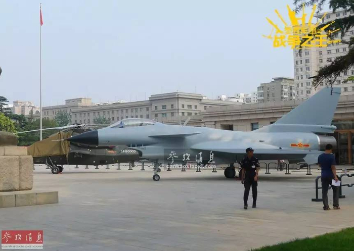 ▲北京军事博物馆历经五年维修扩建后将于8月重新对外开放。图为小编前往探班时拍摄到的歼-10A战斗机和武直10攻击直升机。