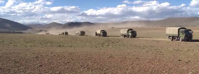 　　▲近日，西藏军区某旅组织远火、火箭炮、加榴炮等多种炮兵分队，跨昼夜进行多弹种、多引信精确打击不同类型目标的实兵实弹演练。（军报记者）