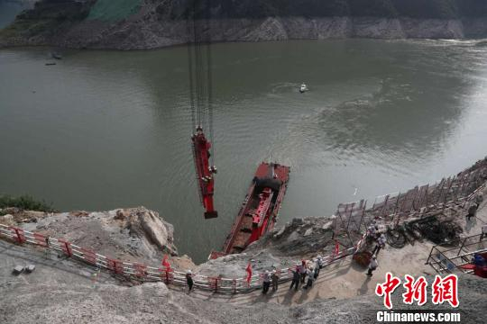 重达254吨的主桁构件从江面平稳提升80米，至安装作业点 张畅 摄