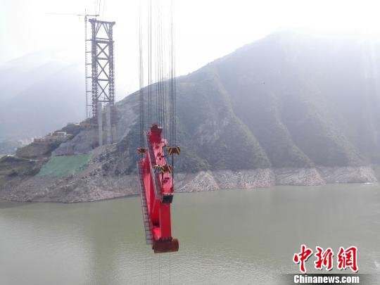 　　湖北香溪长江大桥属复杂地质条件下的高山峡谷跨长江水上作业，主拱钢箱桁架结构吊装工作难度大　雷勇　摄