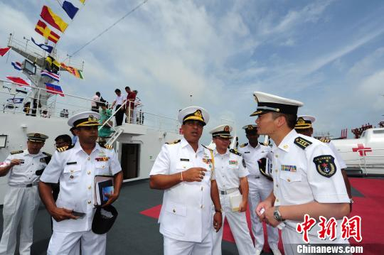 　　中国海军和平方舟医院船船长郭保丰向斯海军西部军区副司令尤特帕拉准将介绍和平方舟情况。　江山 摄