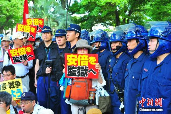 　　8月6日，广岛市的原爆圆顶馆纪念碑前，聚集了数百名反对首相安倍晋三的民众。 中新社记者 吕少威 摄