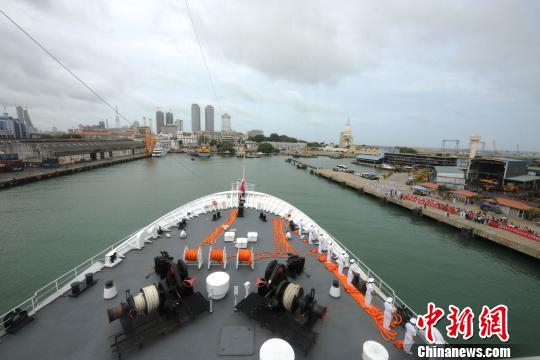 当地时间8月6日，中国海军和平方舟医院船缓缓驶抵斯里兰卡科伦坡港码头。　江山　摄