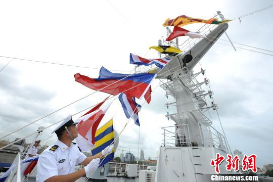 中国海军和平方舟医院船缓缓驶进斯里兰卡科伦坡港时，信号兵升起中斯两国国旗。　江山 摄