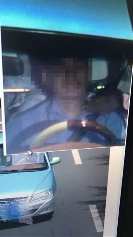 监控显示，嫌疑人上车后从后方卡住司机的脖子。