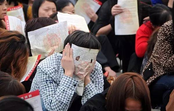 2012年4月7日，南宁警方出动警力2000人，铲除非法传销窝点94个，抓获672名传销人员。视觉中国 资料