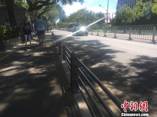 　　已有700年历史的阜成门内大街，将于今年10月完成一期工程改造。图为阜成门内大街正在进行整治，增设了护栏，以隔离机动车与非机动车道。　曾鼐 摄
