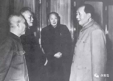 七千人大会期间，毛泽东同李富春（左一）、李先念（左二）、乌兰夫（左三）在一起交谈