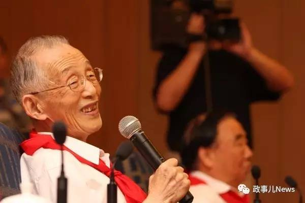 2009年沈达人在“红领巾与党员老爷爷共话‘七一’”座谈会上