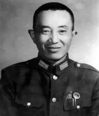  罗瑞卿任军调部中共代表团参谋长时佩带中将领章。