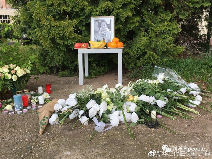 悼念现场，人们为李洋洁送去了她最爱的白玫瑰。