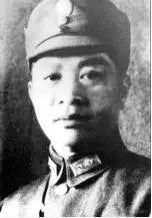  身穿中将军服的叶挺将军。